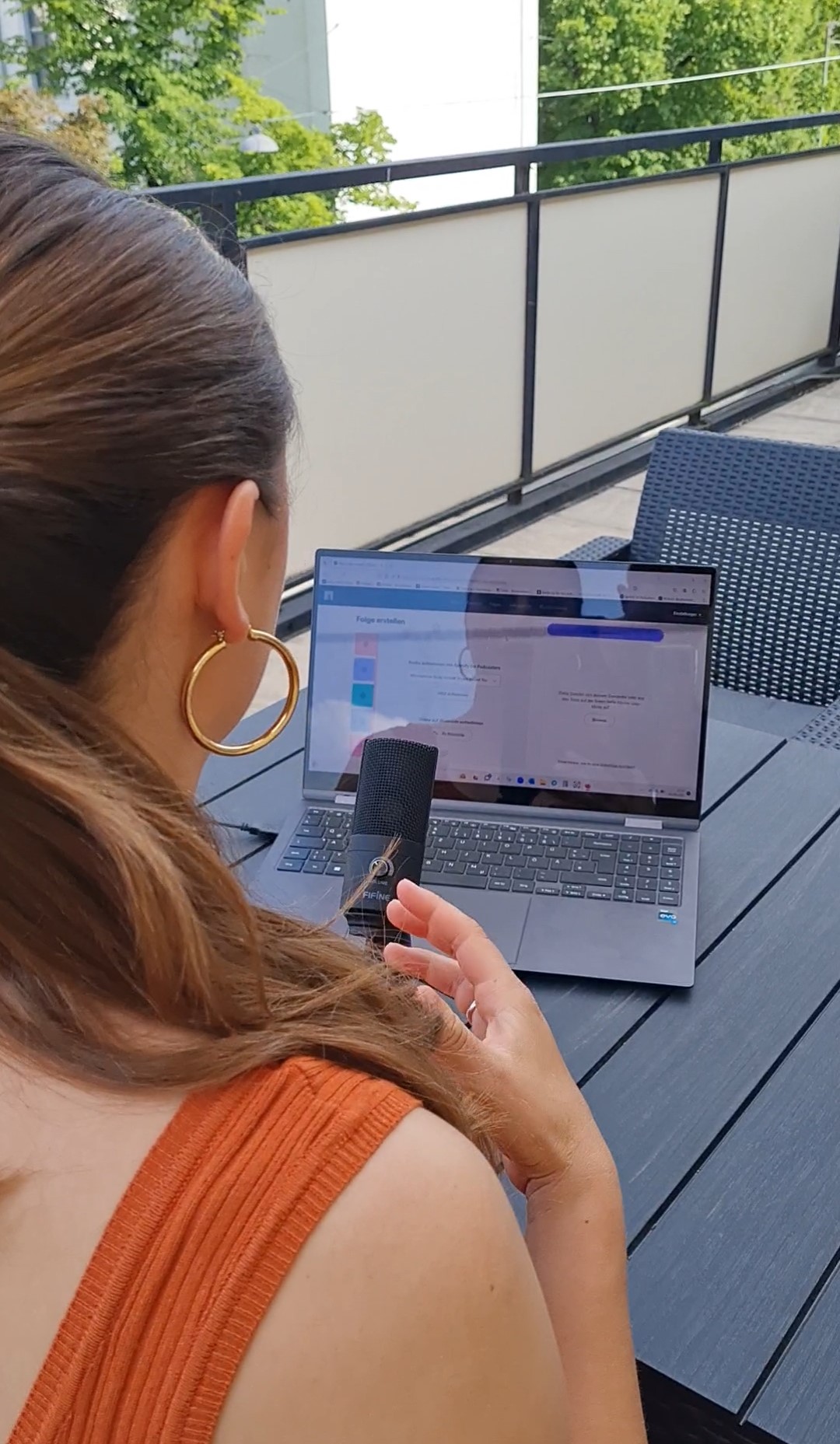 Nathalie Riegel sitzt an einem Laptop und bearbeitet eine Marketing Analyse